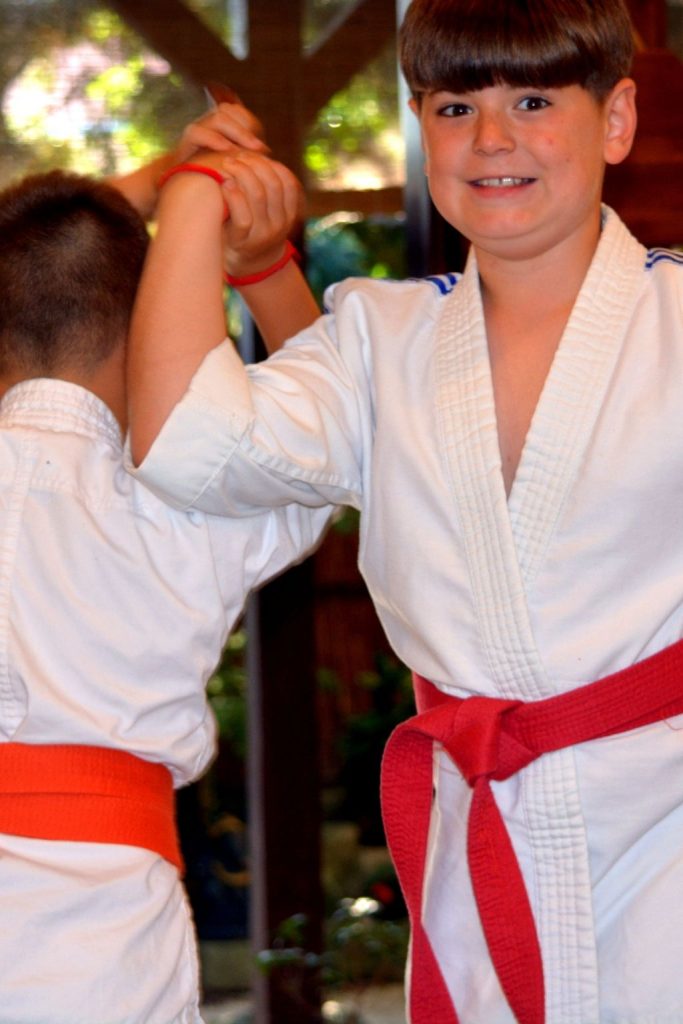 Alsós iskolás gyermek aikido edzésen a Tada Ima Aikido Akadémián, Esztergom-Szentgyörgymezőn