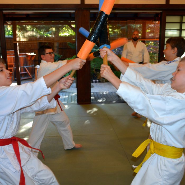 Felsős iskolás gyerekek levezető játékot játszanak aikido edzés után a Tada Ima Aikido Akadémián