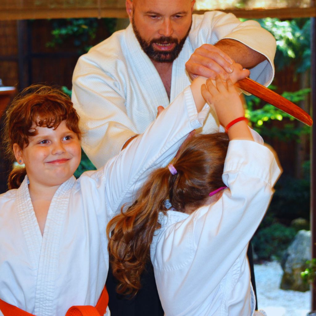 Alsós iskolás gyerekek aikido edzésen, játékos mozgásfejlesztéssel és alaptechnikákkal a Tada Ima Aikido Akadémián