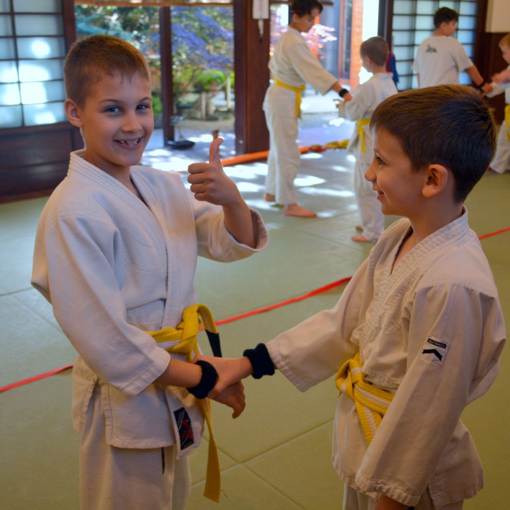 Alsós iskolás gyerekek aikido nyílt edzésen a Tada Ima Aikido Akadémián, Esztergom–Szentgyörgymezőn