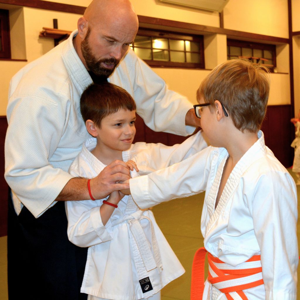 Alsós iskolás aikido edzés Esztergom–Szentgyörgymezőn, oktatói segítséggel, figyelmes csoportban