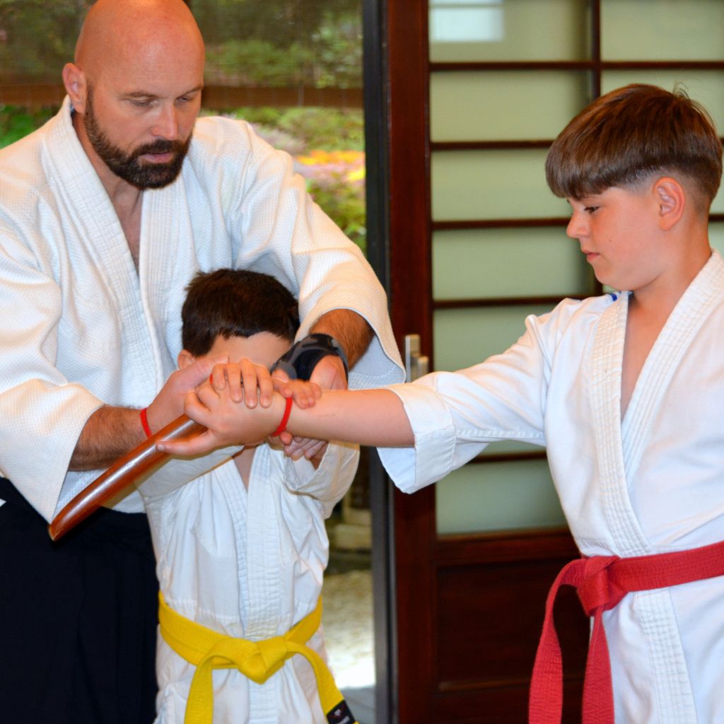 Dr. Havasi Tamás aikido oktató alsós iskolás gyerekeket tanít a Tada Ima Aikido Akadémián, Esztergom–Szentgyörgymezőn