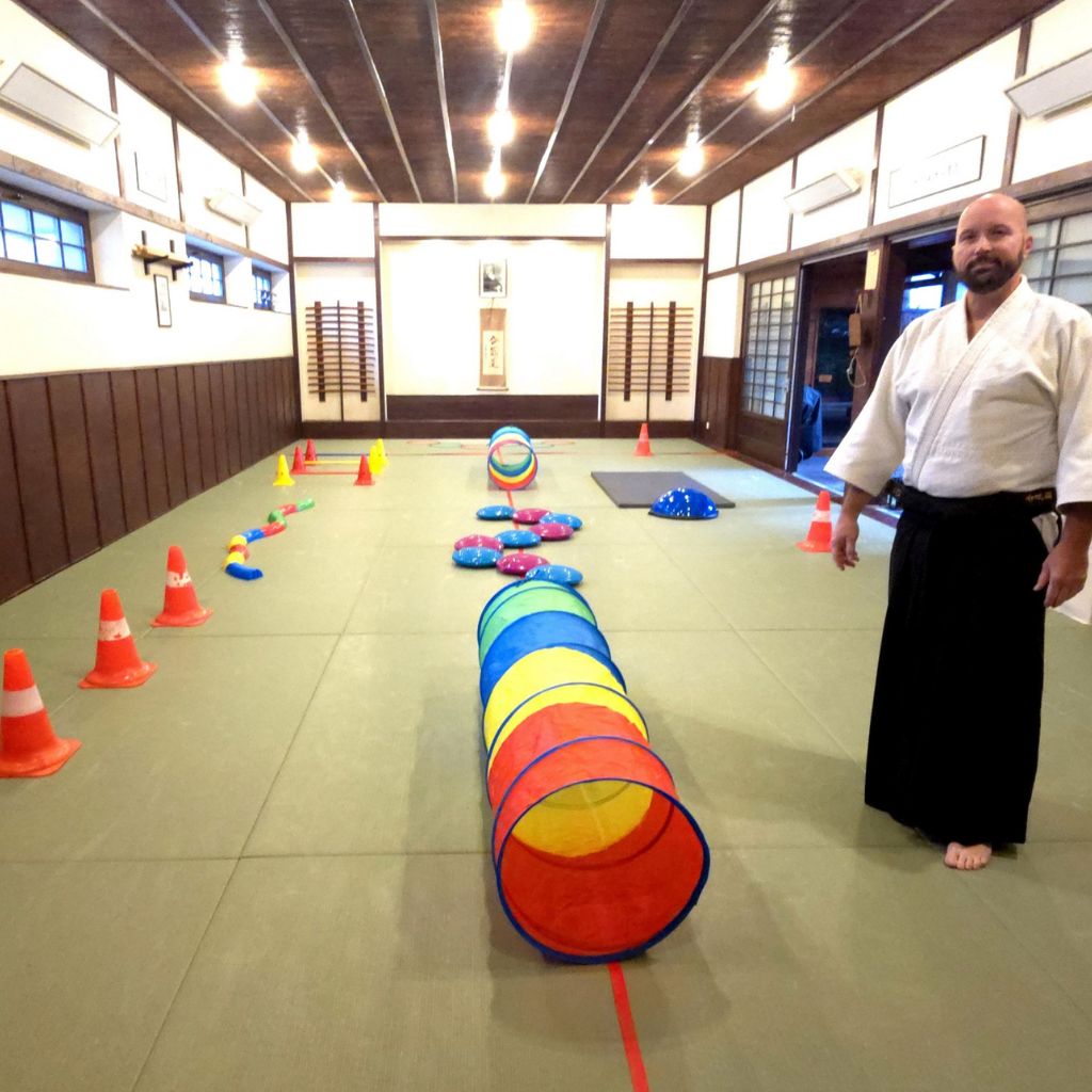 Biztonságos tatami terem mozgásfejlesztő eszközökkel az alsós aikido edzésekhez a Tada Ima Aikido Akadémián, Esztergom–Szentgyörgymezőn