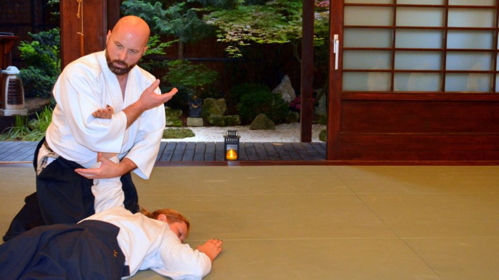 Aikido technika gyakorlása felnőtt edzésen, hangsúly a testtartáson és az egyensúlyon