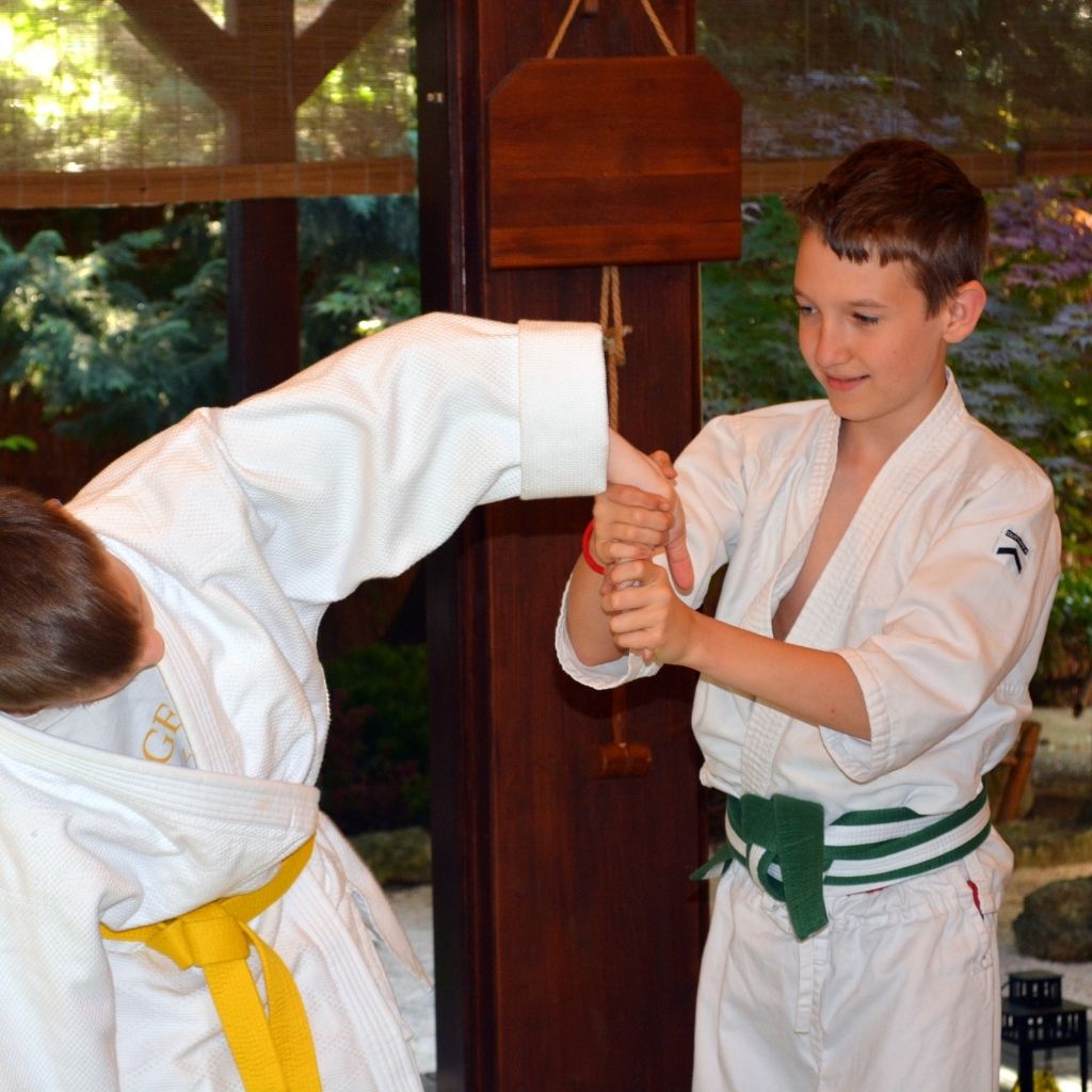 Felsős iskolás gyerekek aikido önvédelmi technikákat gyakorolnak a Tada Ima Aikido Akadémián Esztergom–Szentgyörgymezőn