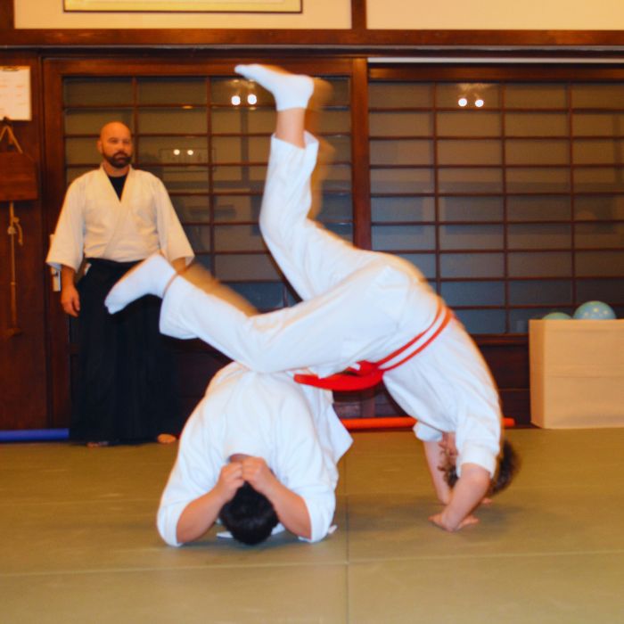 Felsős iskolás gyerek gurulási technikát gyakorol aikido edzésen a Tada Ima Aikido Akadémián