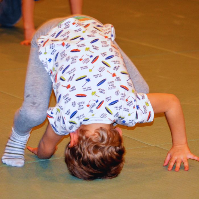 Esés- és gurulástechnikák gyakorlása ovis aikido edzésen a Tada Ima Aikido Akadémián