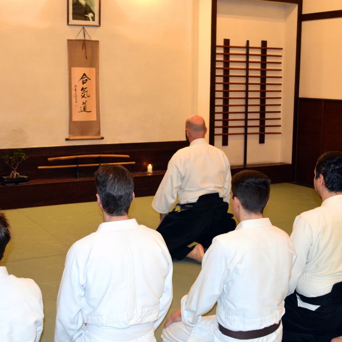 Aikido edzés előtti tiszteletadás a dojóban, meghajlás a shomen felé