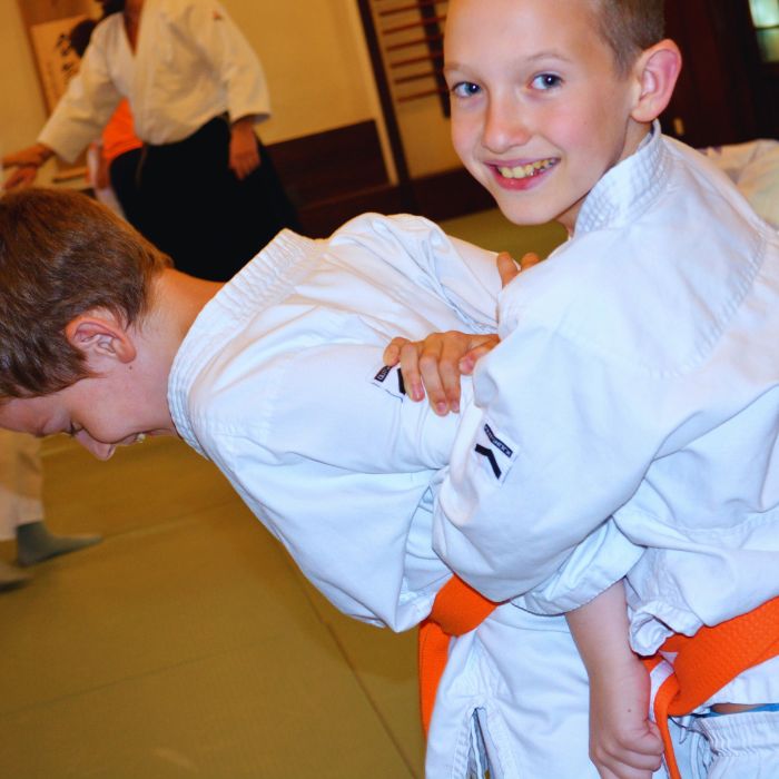 Felsős iskolás aikidósok önvédelmi technikát gyakorolnak a Tada Ima Aikido Akadémián