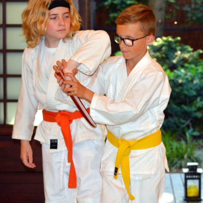 Felsős iskolás gyerek aikido technikát gyakorol a Tada Ima Aikido Akadémián