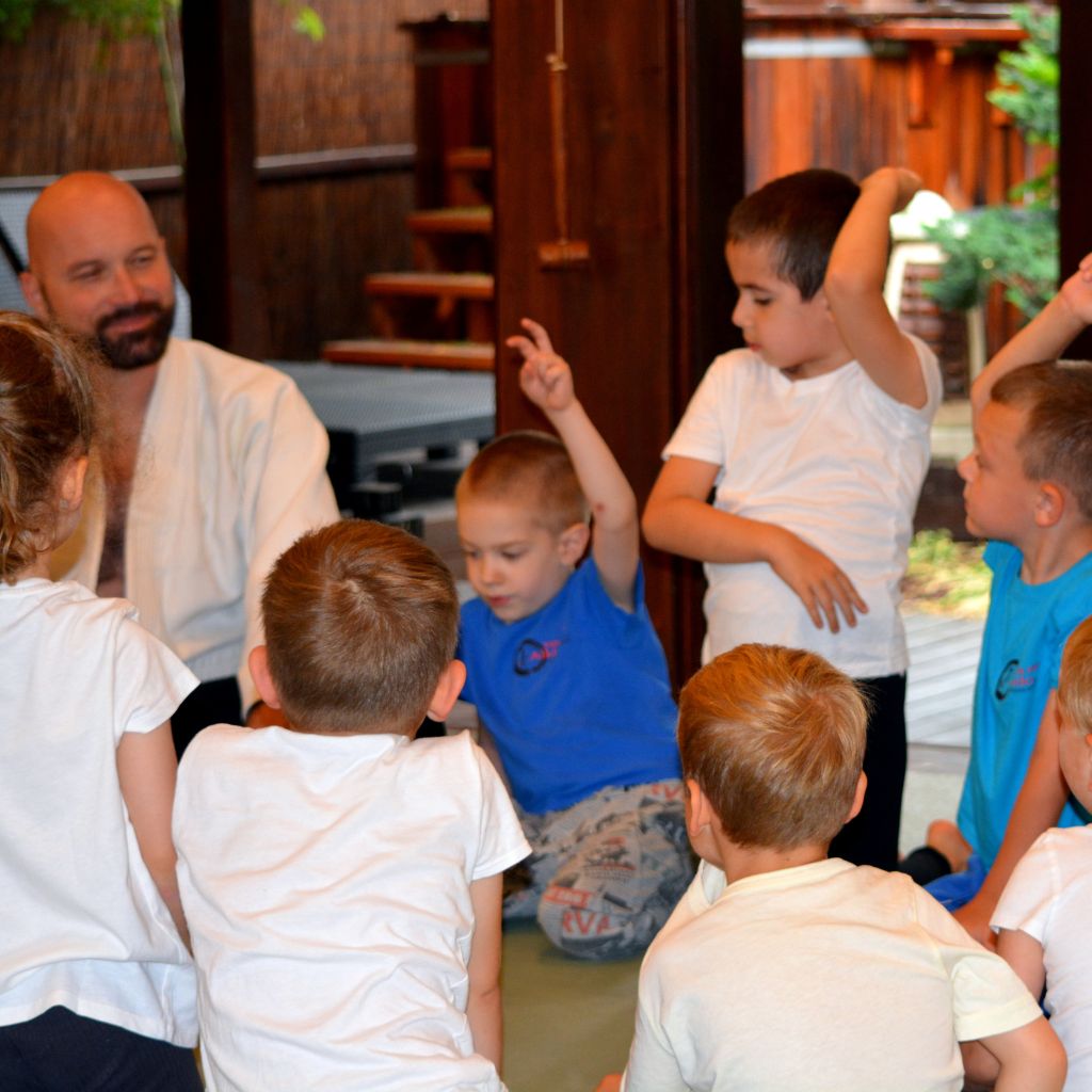 Ovis aikido foglalkozás kisgyerekekkel Esztergom–Szentgyörgymezőn, figyelmes, támogató csoportban