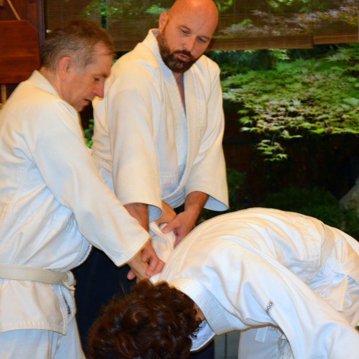 Szabad aikido gyakorlás oktatói felügyelettel edzés után