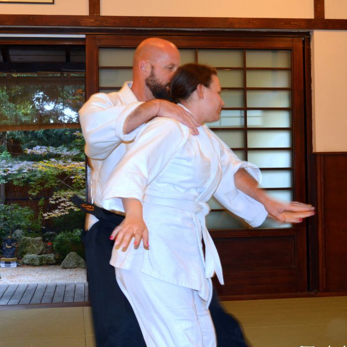 Aikido tai sabaki gyakorlása – kilépés a támadás vonalából, biztonságos pozíció felvétele