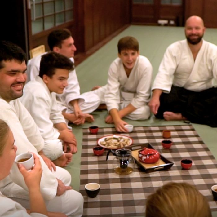 Közösségi teázás aikido edzés után a dojóban