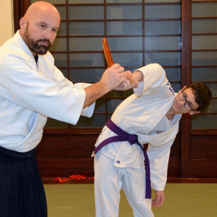Gyakorlandó aikido technika bemutatása a felsős csoportnak – Tada Ima Aikido Dojo, Esztergom–Szentgyörgymező