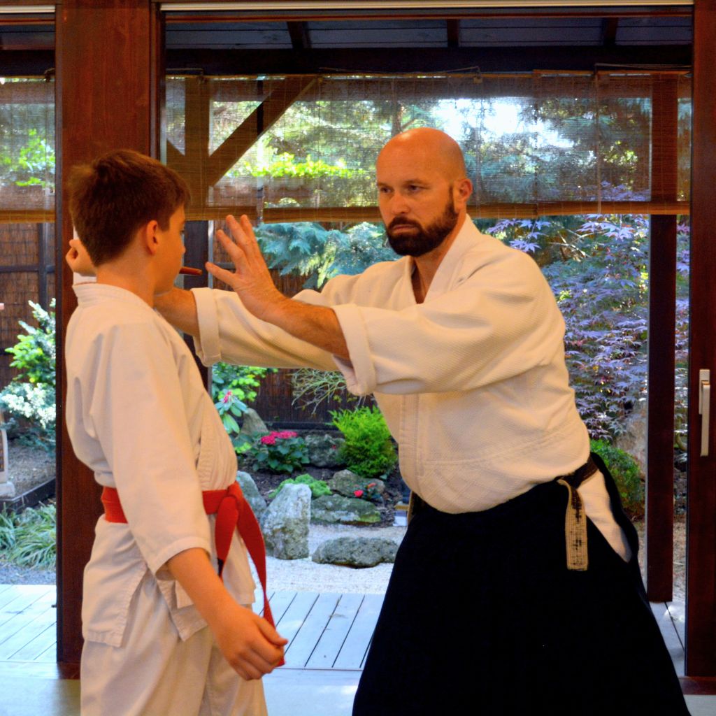Gyakorlandó aikido technika bemutatása a felsős csoportnak – Tada Ima Aikido Dojo, Esztergom–Szentgyörgymező