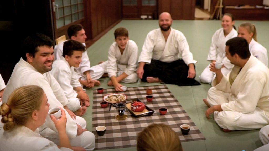 Közösségi teázás aikido edzés után a dojóban